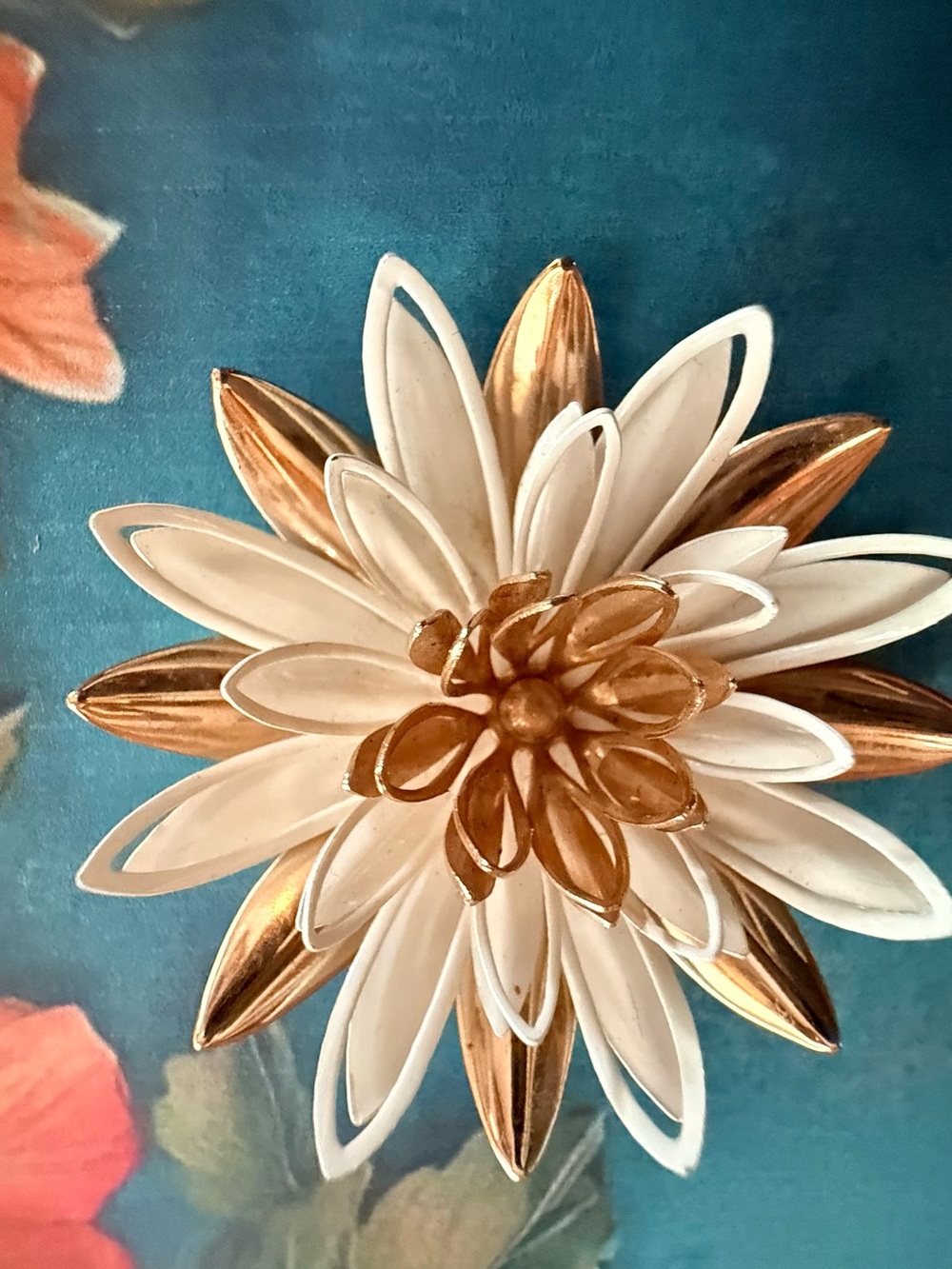 Elegant Cream and Gold Flower Brooch. - Picture 2 of 3